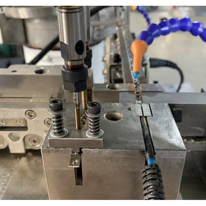 Fully automatic drilling tapping machine