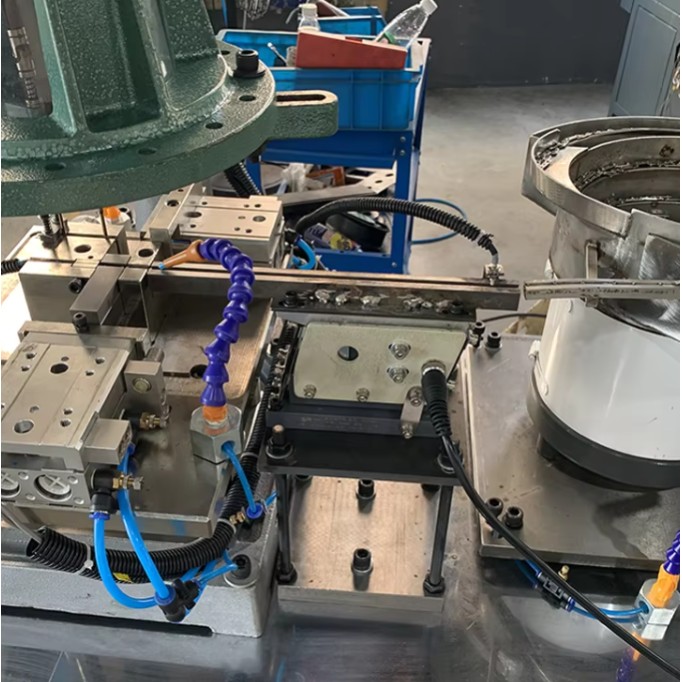 Fully automatic drilling tapping machine