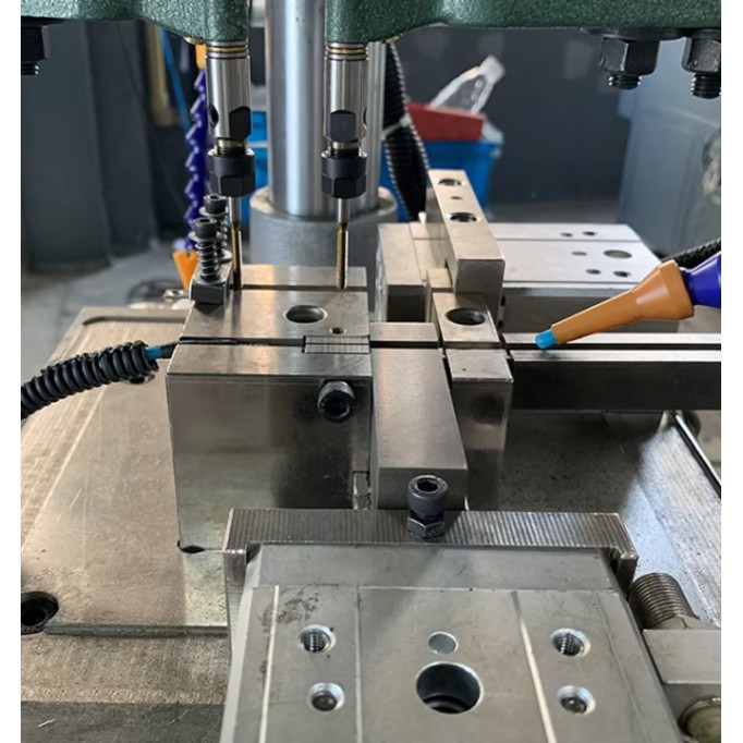 Fully automatic drilling tapping machine